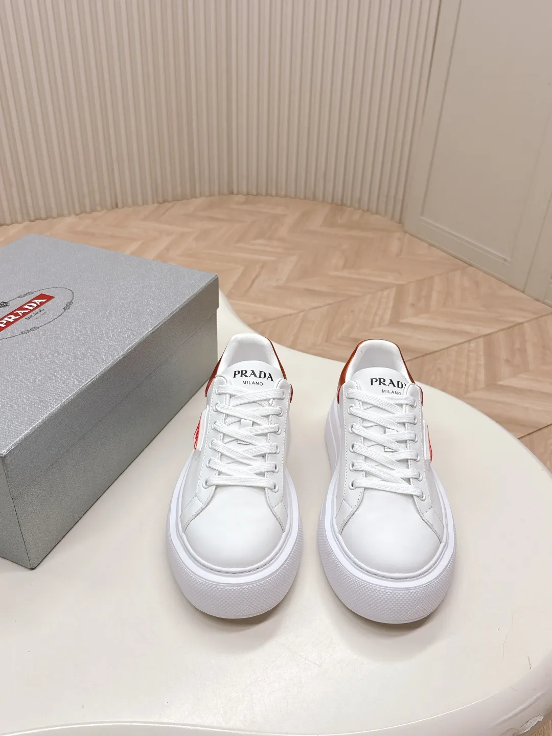 👟👟Ex-factory price 600👟👟 Prada 25ss new casual white shoes, couple style 👫 P fashion white shoes, re-released, high-quality shipments, elegant and generous, comfortable on the feet, super classic, super light and comfortable on the feet Fabric: silky cowhide Lining: water-dyed sheepskin lining + genuine leather foot sole: EVA outsole Code number: 35-45 (40 for women, 45 for men, customized)